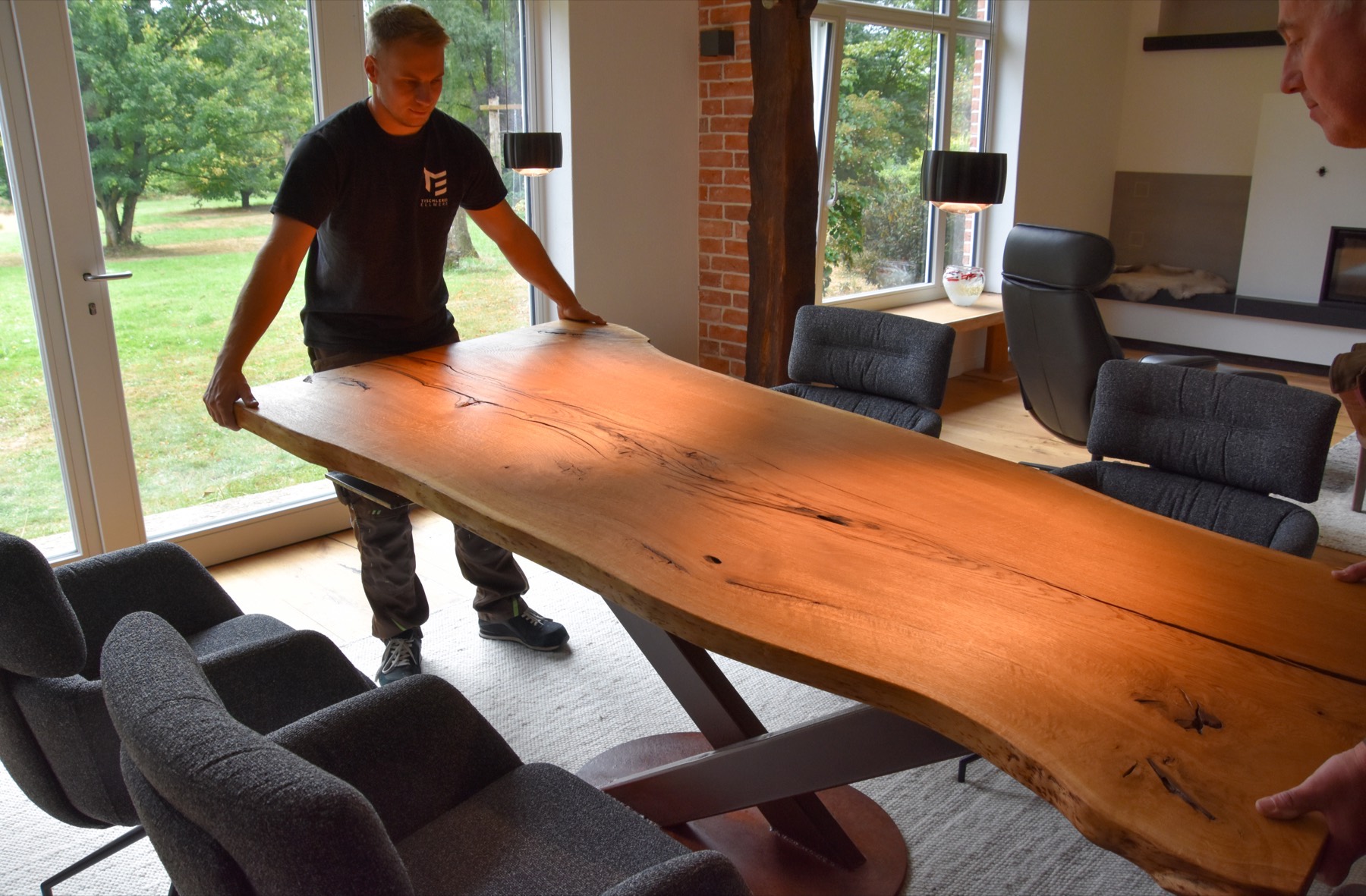 Hochwertiger Innenausbau mit Holzoberflaechen und Lichtstimmung