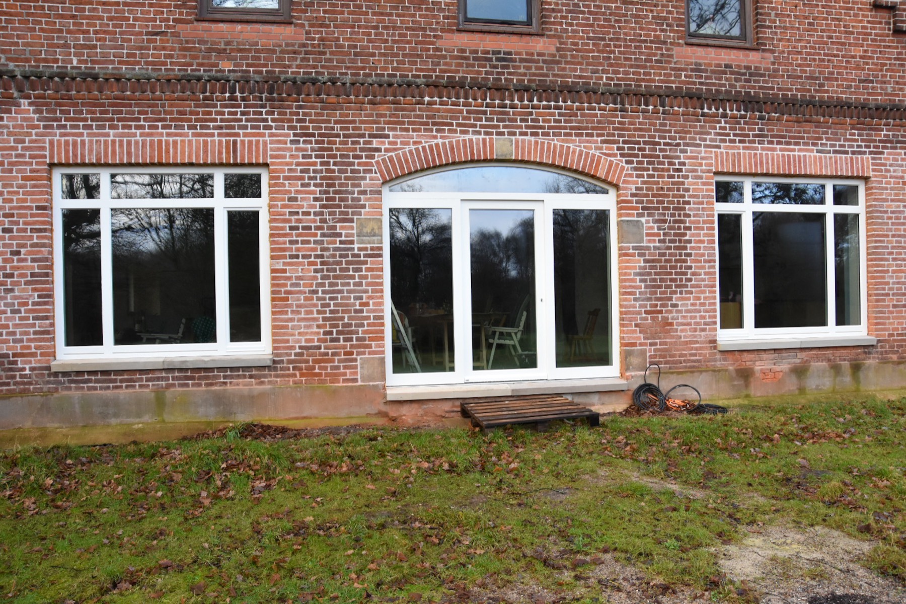 Detail einer geoehlten Holzoberflaeche