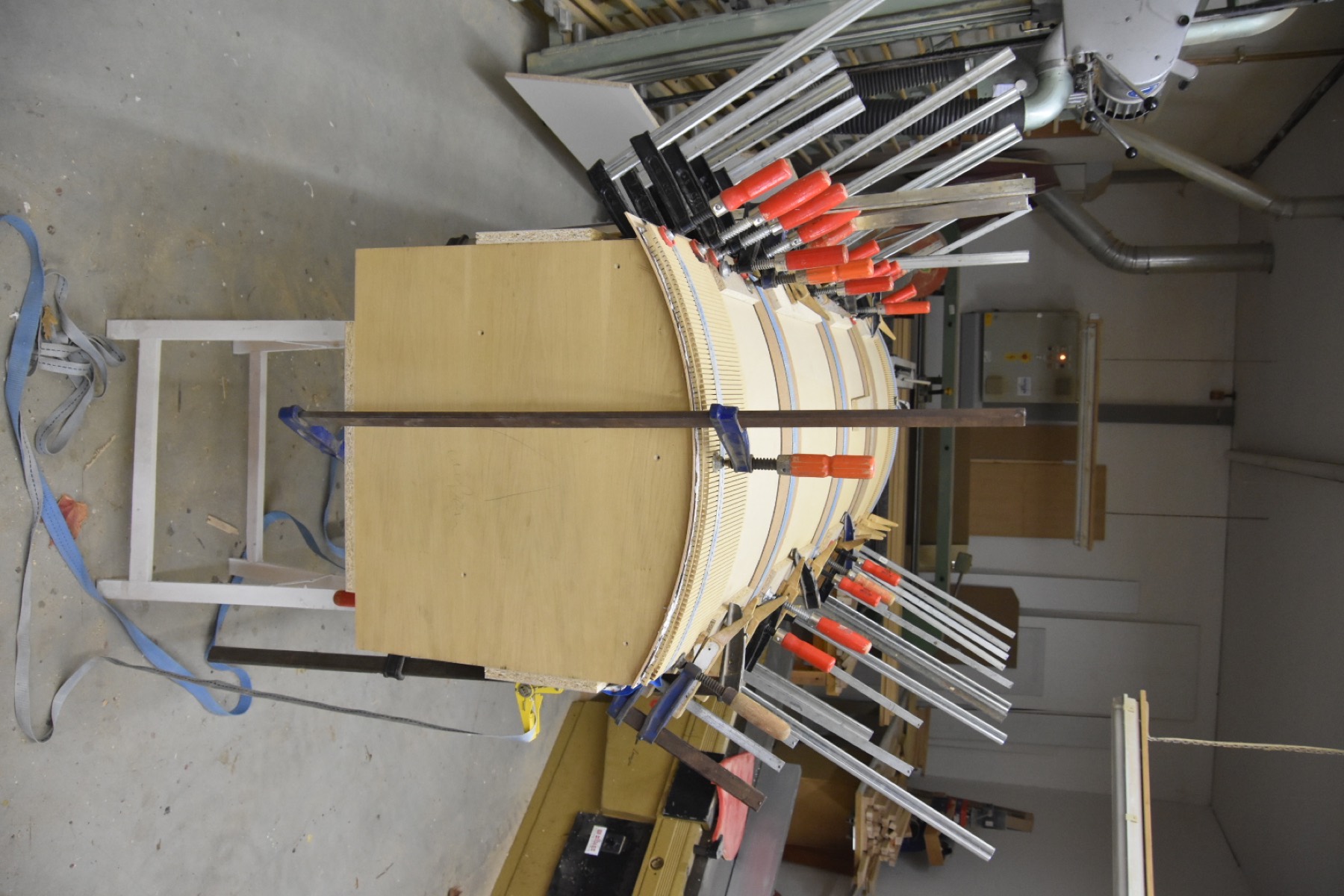 Fertiges Holzprojekt mit modernem Charakter