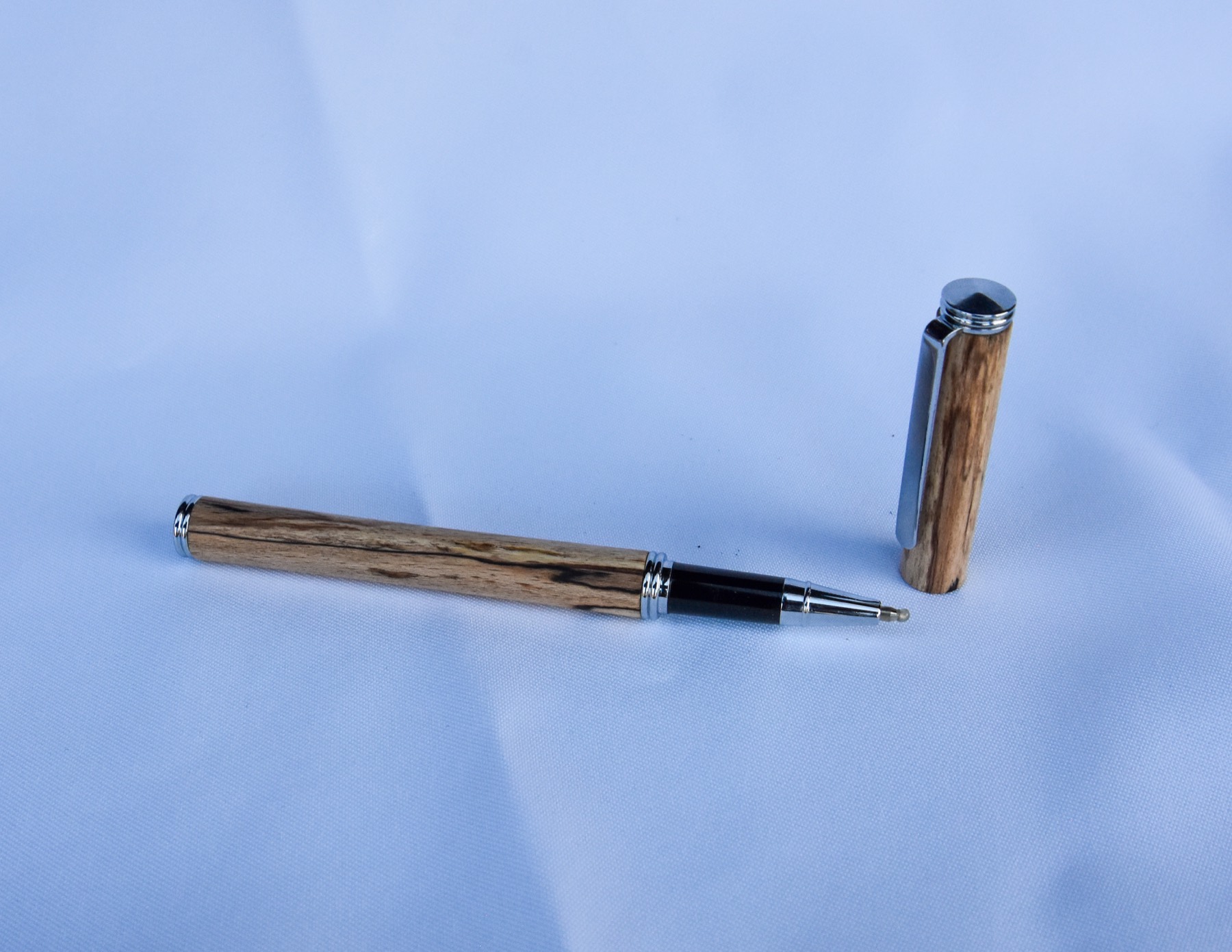 Gedrechselter Rollerball aus gestockter Birke