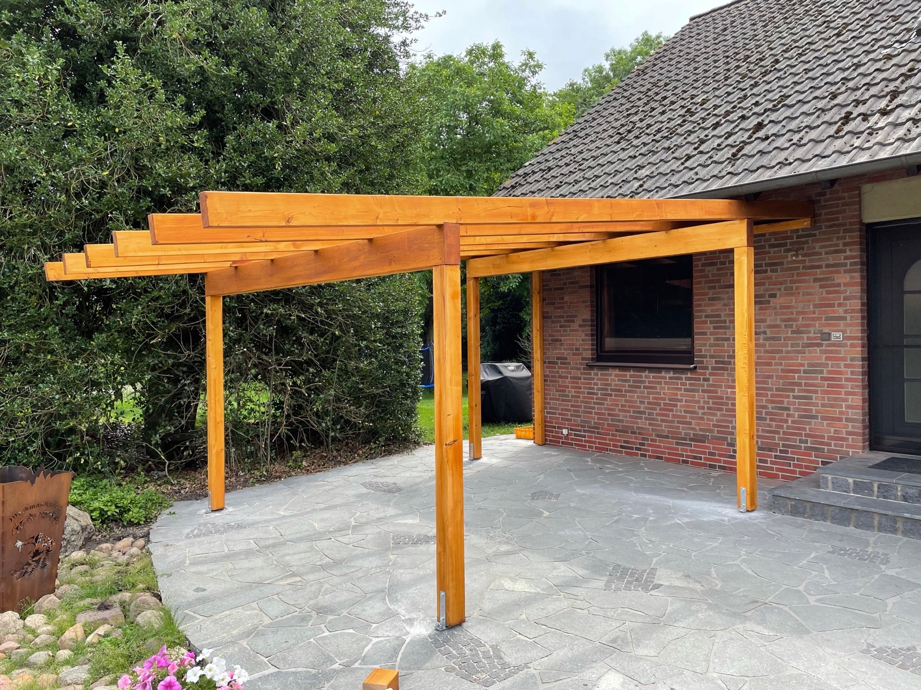 Holzarbeit mit Fokus auf Material und Struktur