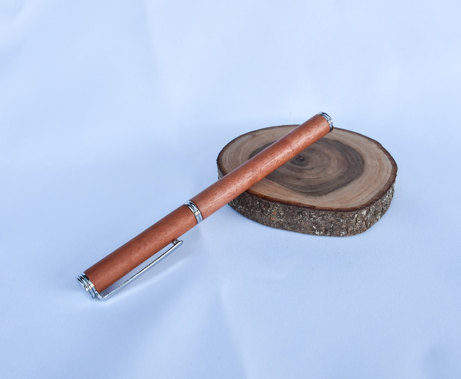 Gedrechselter Rollerball Stift aus Eukalyptus