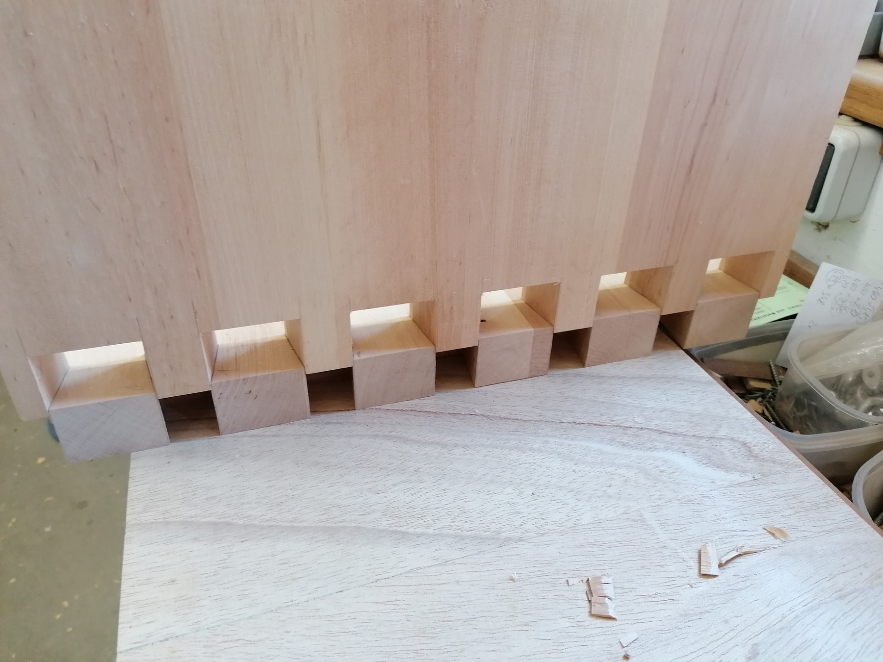 Handwerkliches Holzdetail mit praeziser Ausfuehrung