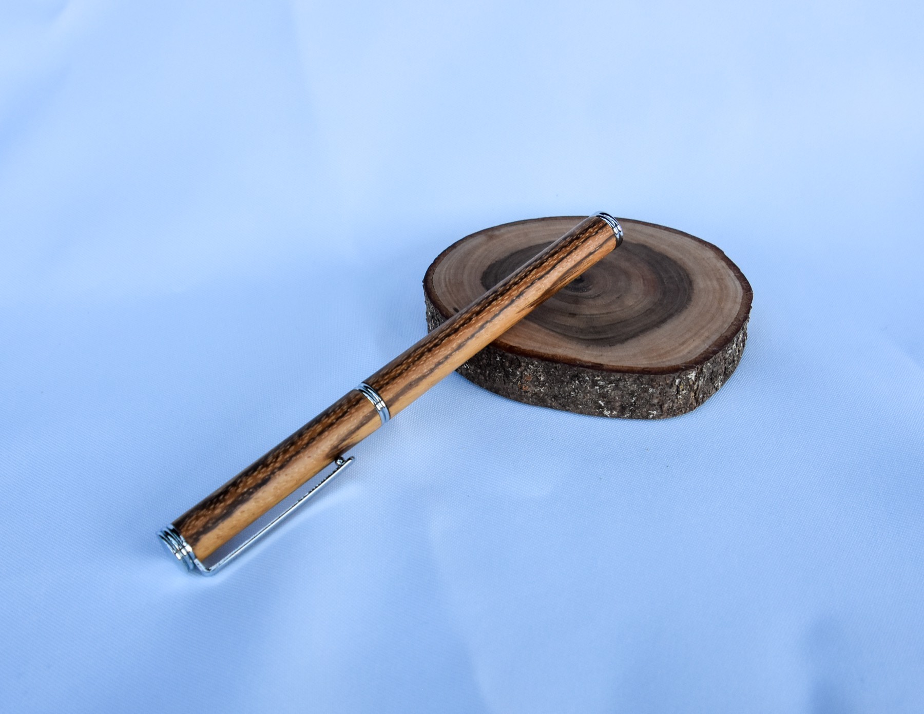 Gedrechselter Rollerball Stift aus Zebrano